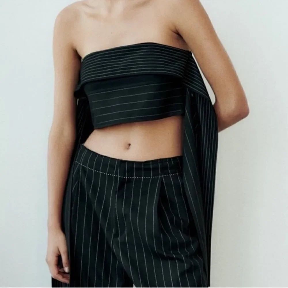 Zara Pinstripe strapless Black & White crop top(Size XLarge)